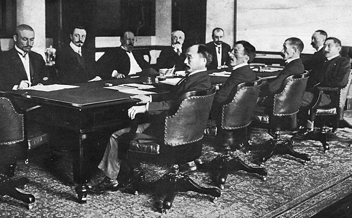 Руска и јапанска делегација потписују мировни споразум у Портсмуту.