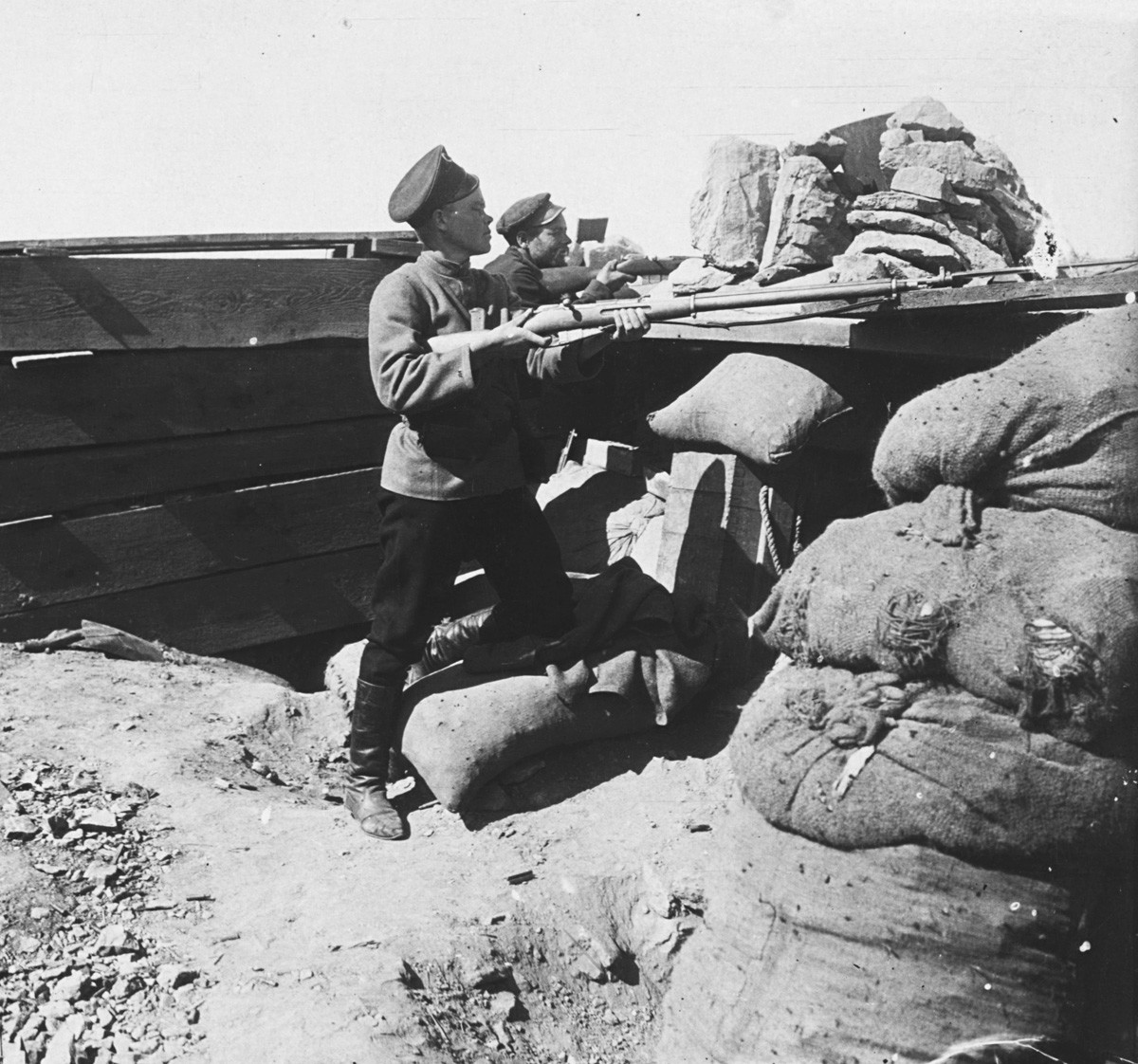 Вероватно 1905. година. Унутрашњост руске тврђаве за време опсаде – трагови пројектила око имитације топа. Порт Артур.