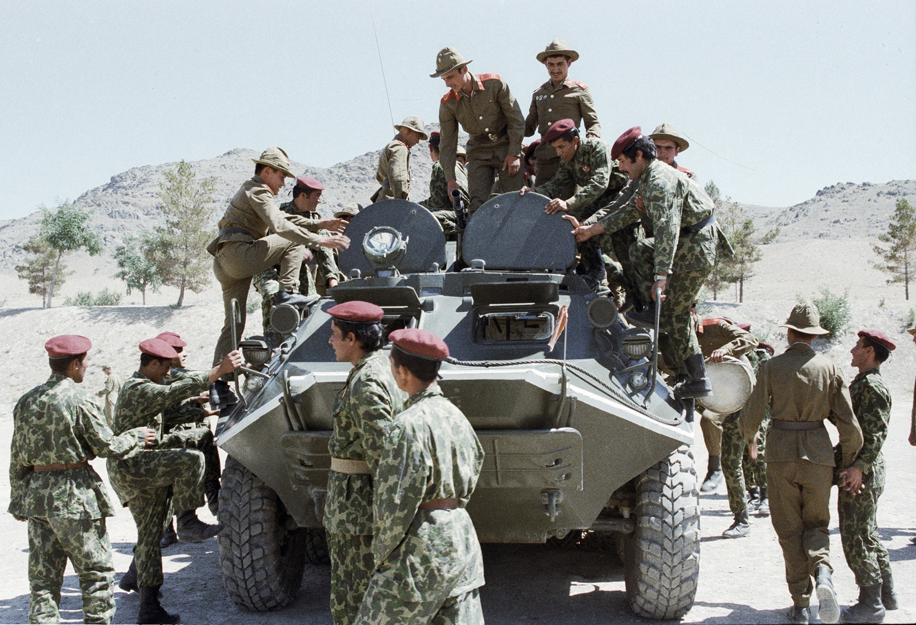 Des soldats soviétiques montrent leur équipement militaire aux soldats des troupes aéroportées afghans.