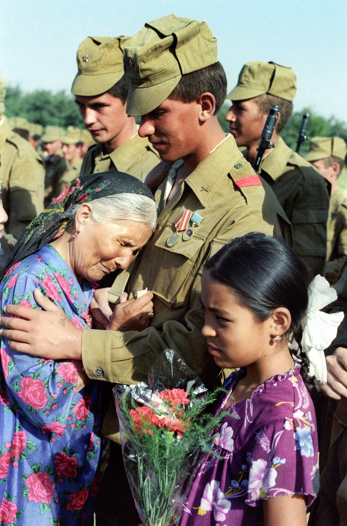 Senhora chorando ao cumprimentar soldados soviéticos que voltavam do Afeganistão para o Uzbequistão soviético
