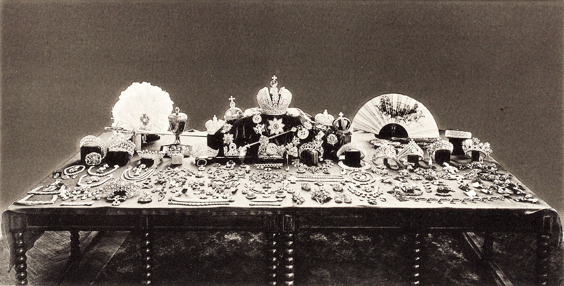 Известната снимка, направена от Съветската комисия през  1922 г., на която се вижда голяма част от колекцията на бижута на Романови. 
