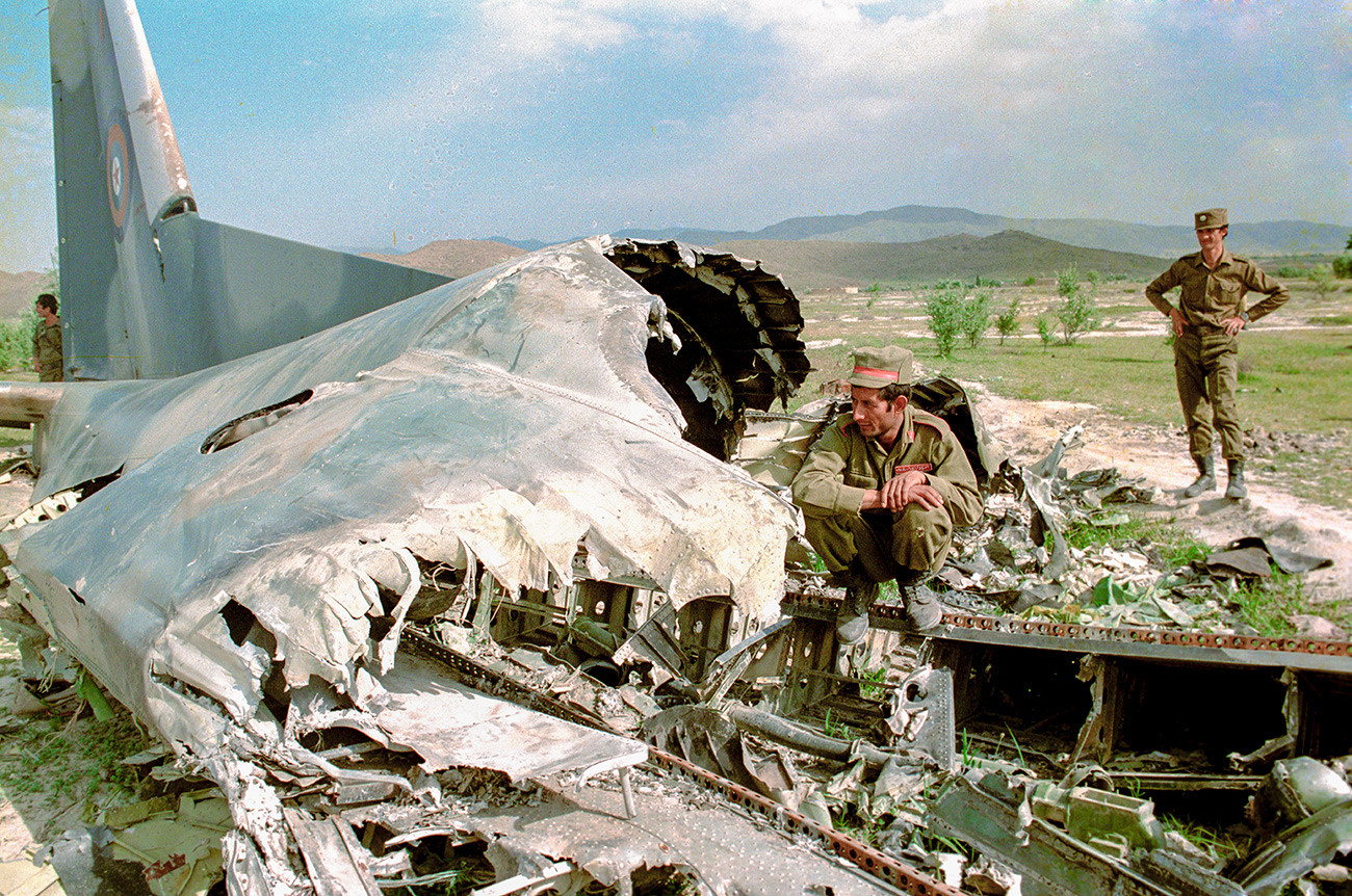 Das Wrack eines afghanischen Transportflugzeugs, das von den Mudschaheddin mit einer Stinger-Rakete abgeschossen wurde. Dem Abschuss fielen 40 Menschen zum Opfer.