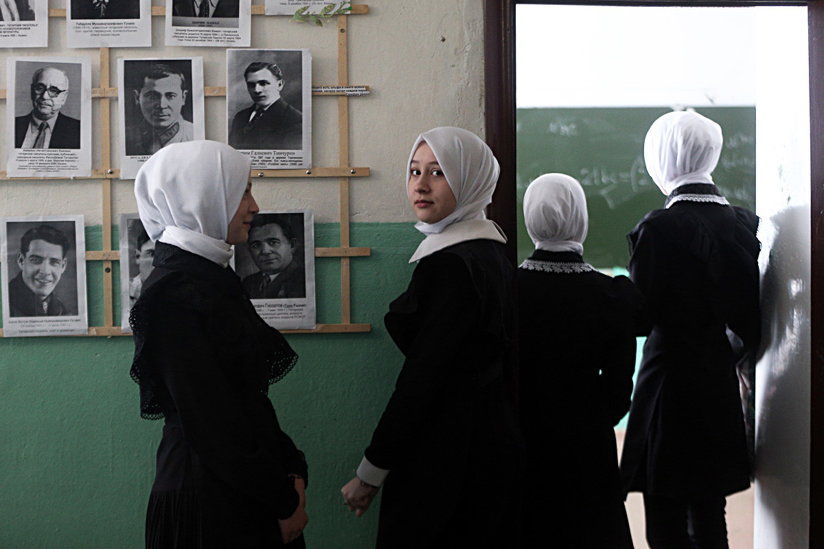 Escola em Belozerie, onde hijab foi proibido após cidadãos se unirem ao Estado Islâmico.