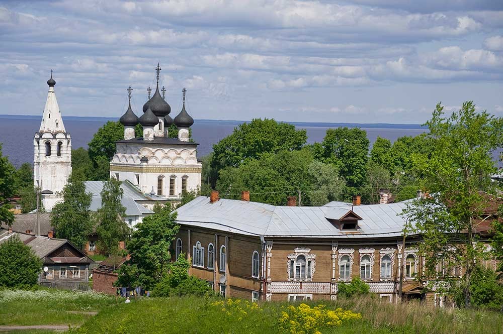 Chiesa del Salvatore misericordioso, vista dal bastione del Cremlino. Primo piano: casa di Kalinin. 9 giugno 2010