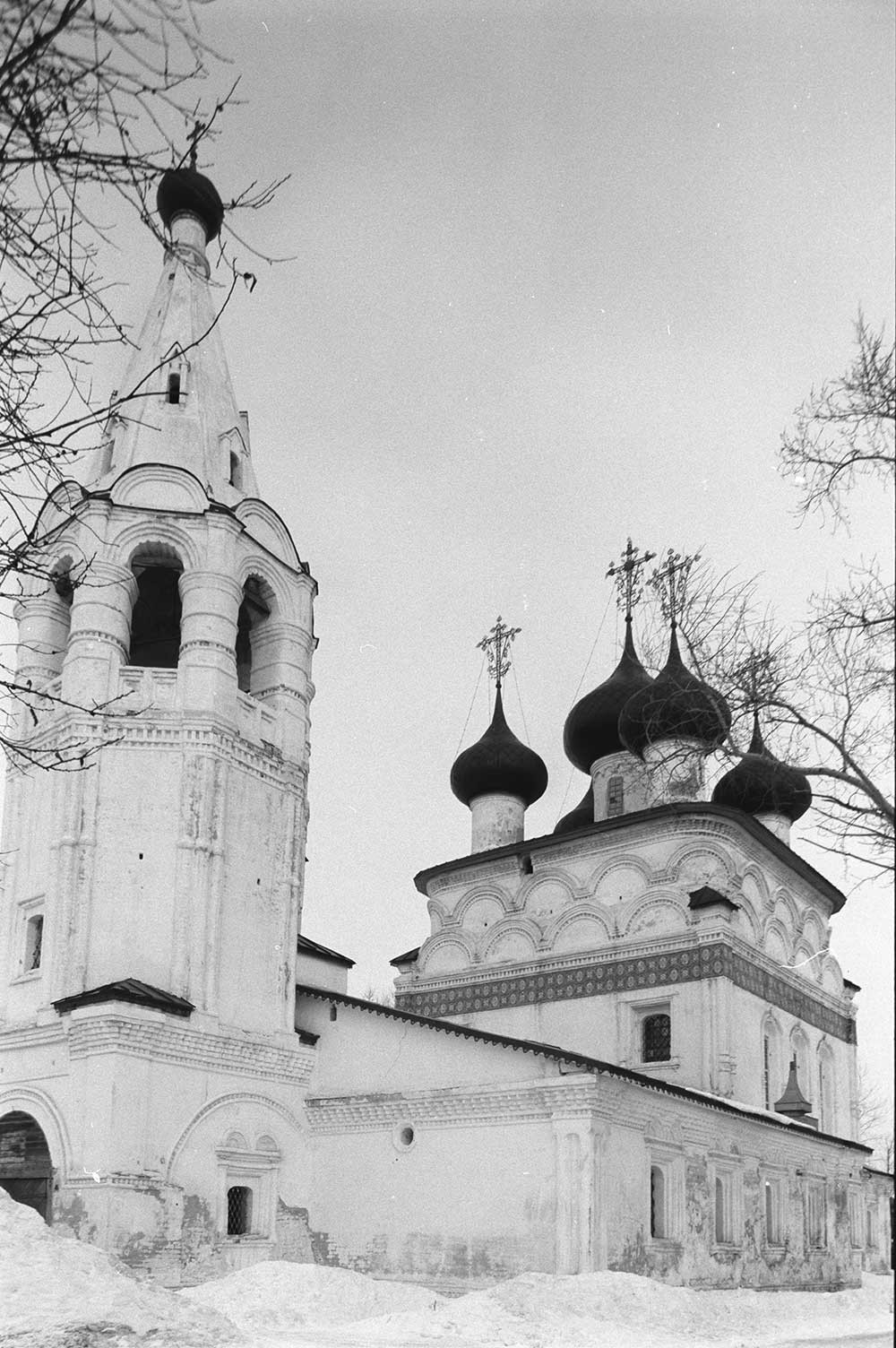 Chiesa del Salvatore misericordioso, vista sud-ovest con il campanile. 3 marzo 1998