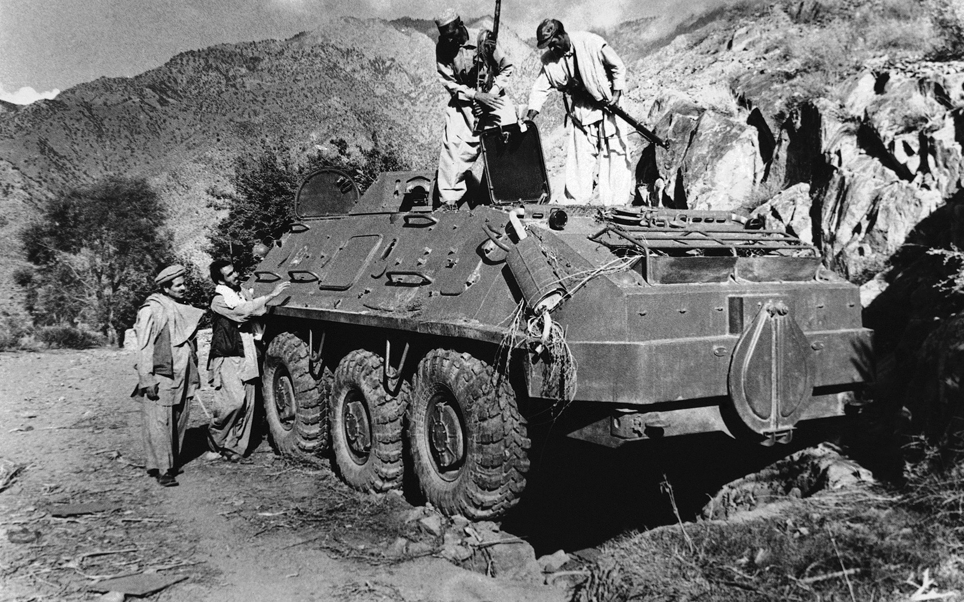 Die Mudschaheddin untersuchen den im Kampf gegen die Streitkräfte der Kabul-Regierung erbeuteten sowjetischen Panzer.