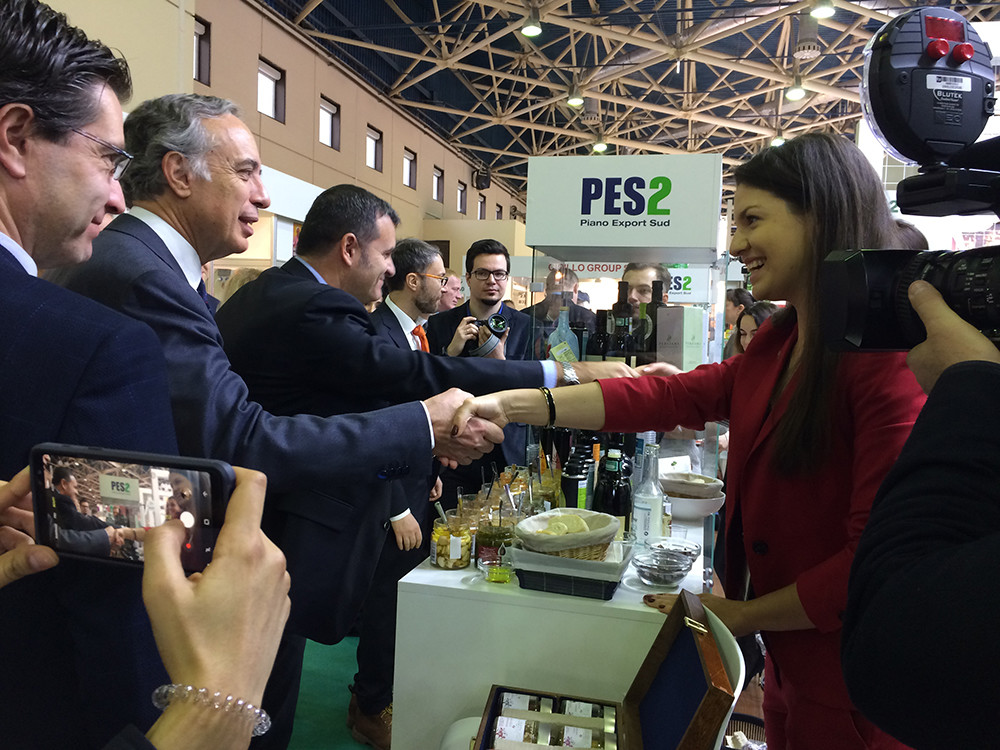 L'ambasciatore italiano a Mosca Pasquale Terracciano ha accompagnato il ministro in visita alla fiera Prodexpo