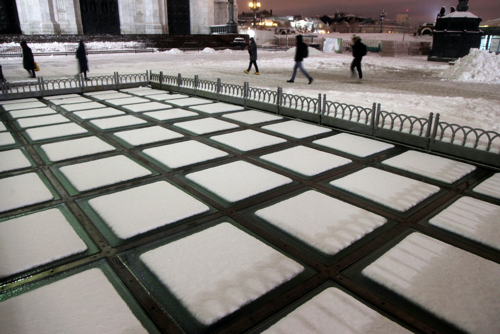 Salju yang jatuh di atap kaca membentuk pola kotak di halaman Katedral Kristus Sang Juru Selamat, Moskow, Rabu (13/2)