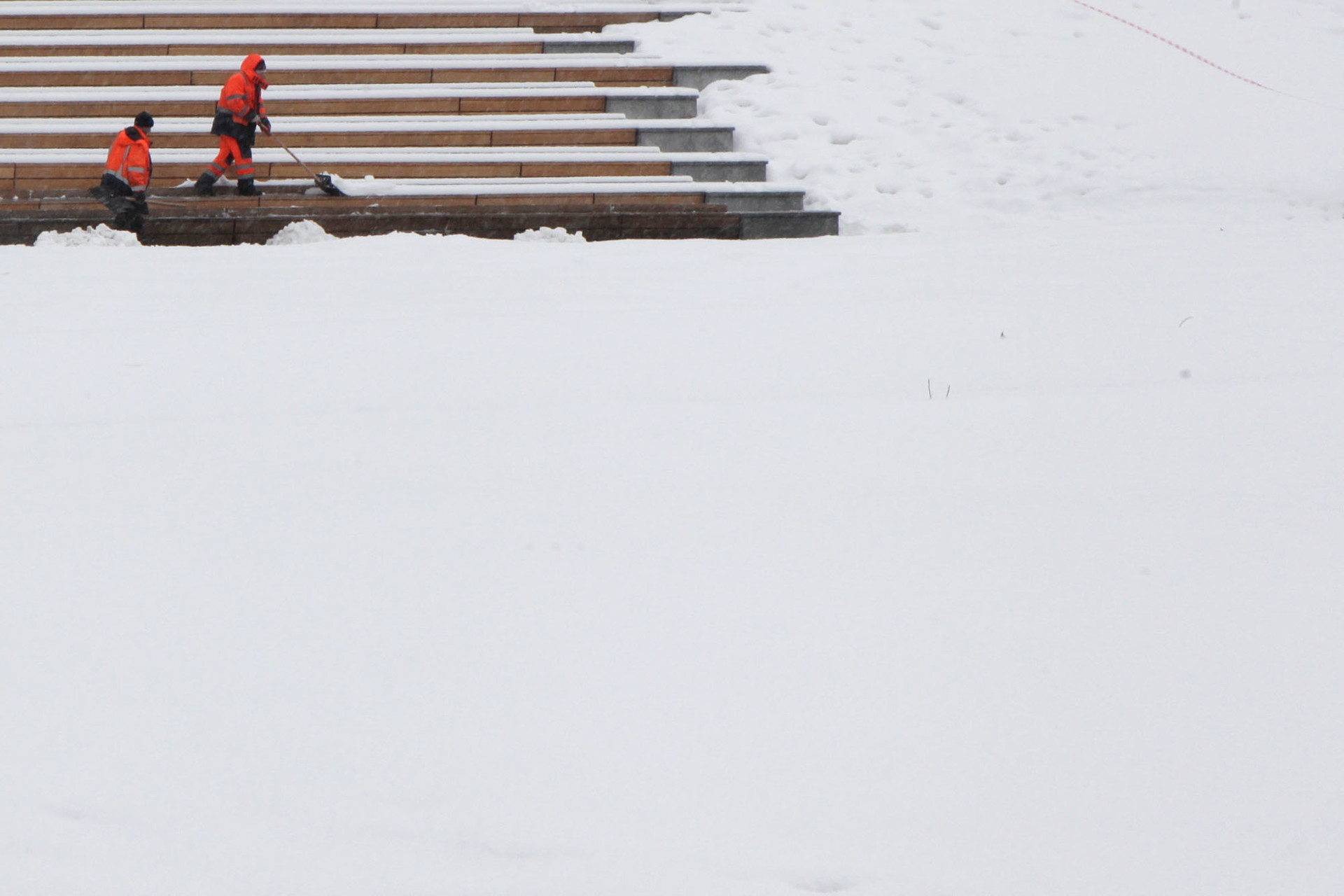 Petugas membersihkan salju di Taman Zaryadye,  Moskow, Rabu (13/2).