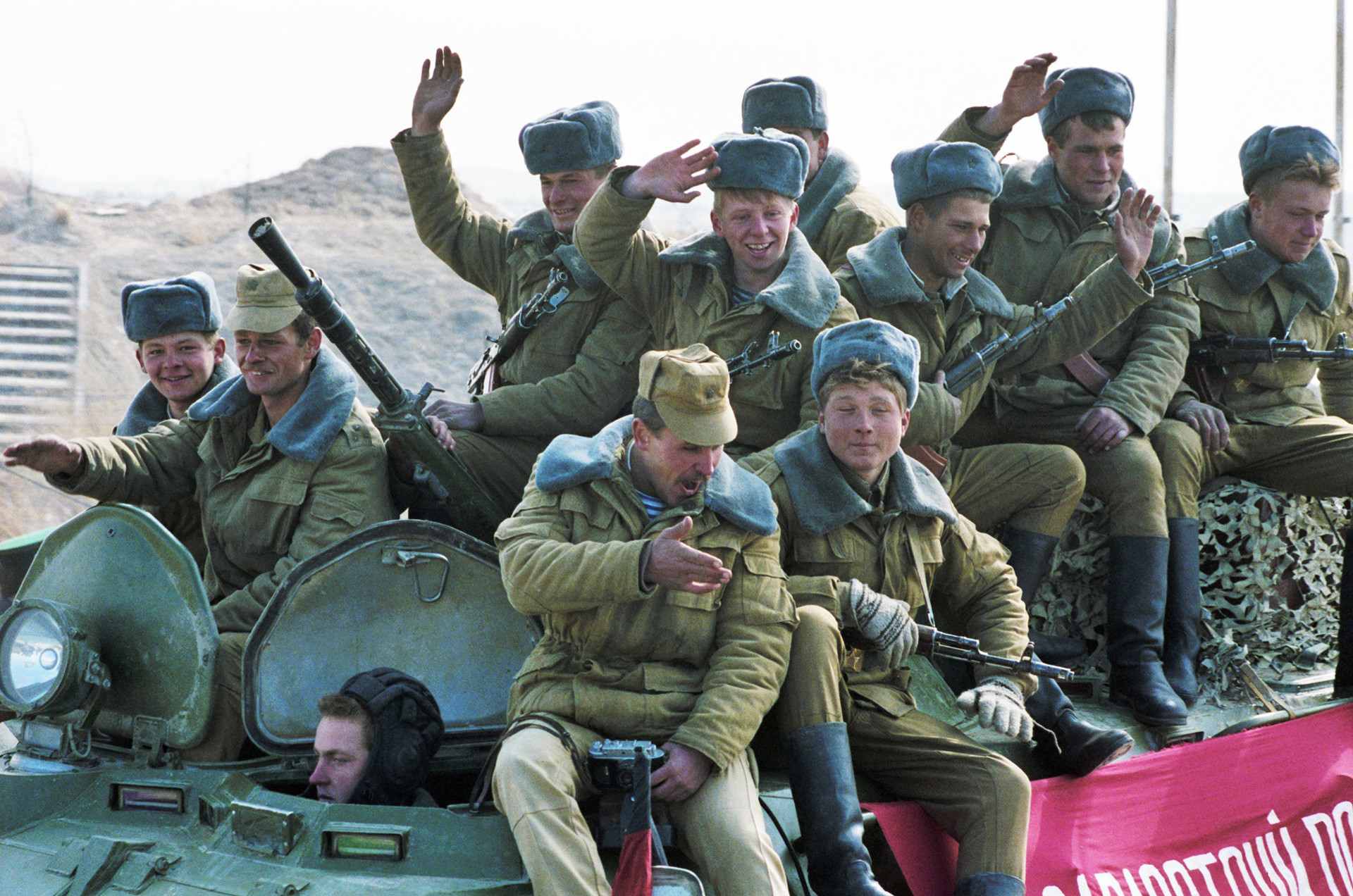 Menyambut pasukan Soviet di tepi Sungai Amu Darya, dekat kota Termez, Uni Soviet.