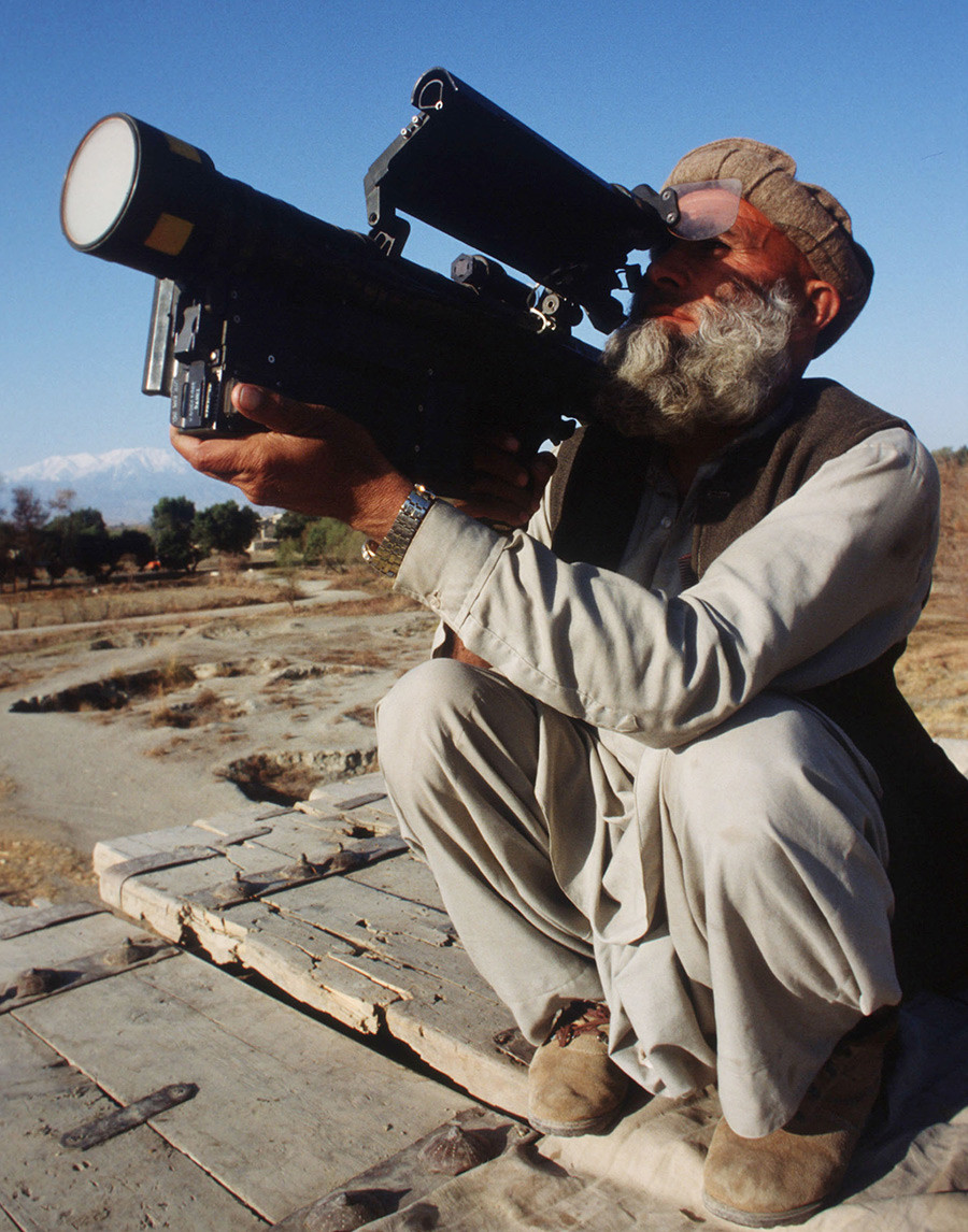 Муџахедин држи „Стингер“, 15. март 1989, Џалалабад, Авганистан. 
