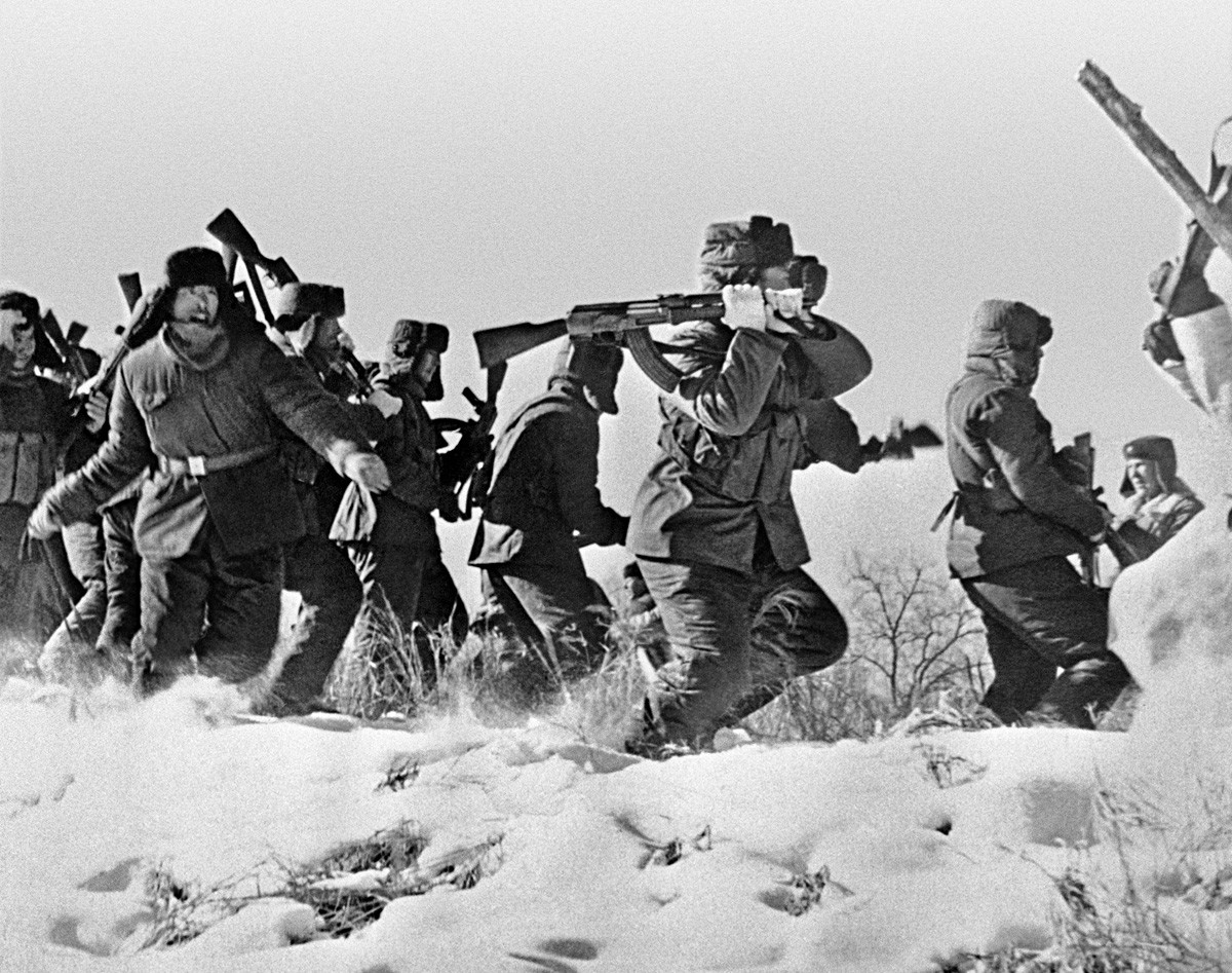 Soldados chinos intentan llegar a la isla Damanski durante el conflicto fronterizo entre la URSS y China, 1969.