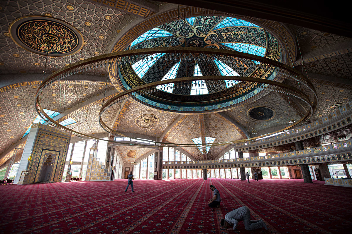 Masjid ini setidaknya bisa menampung 15 ribu jemaah.