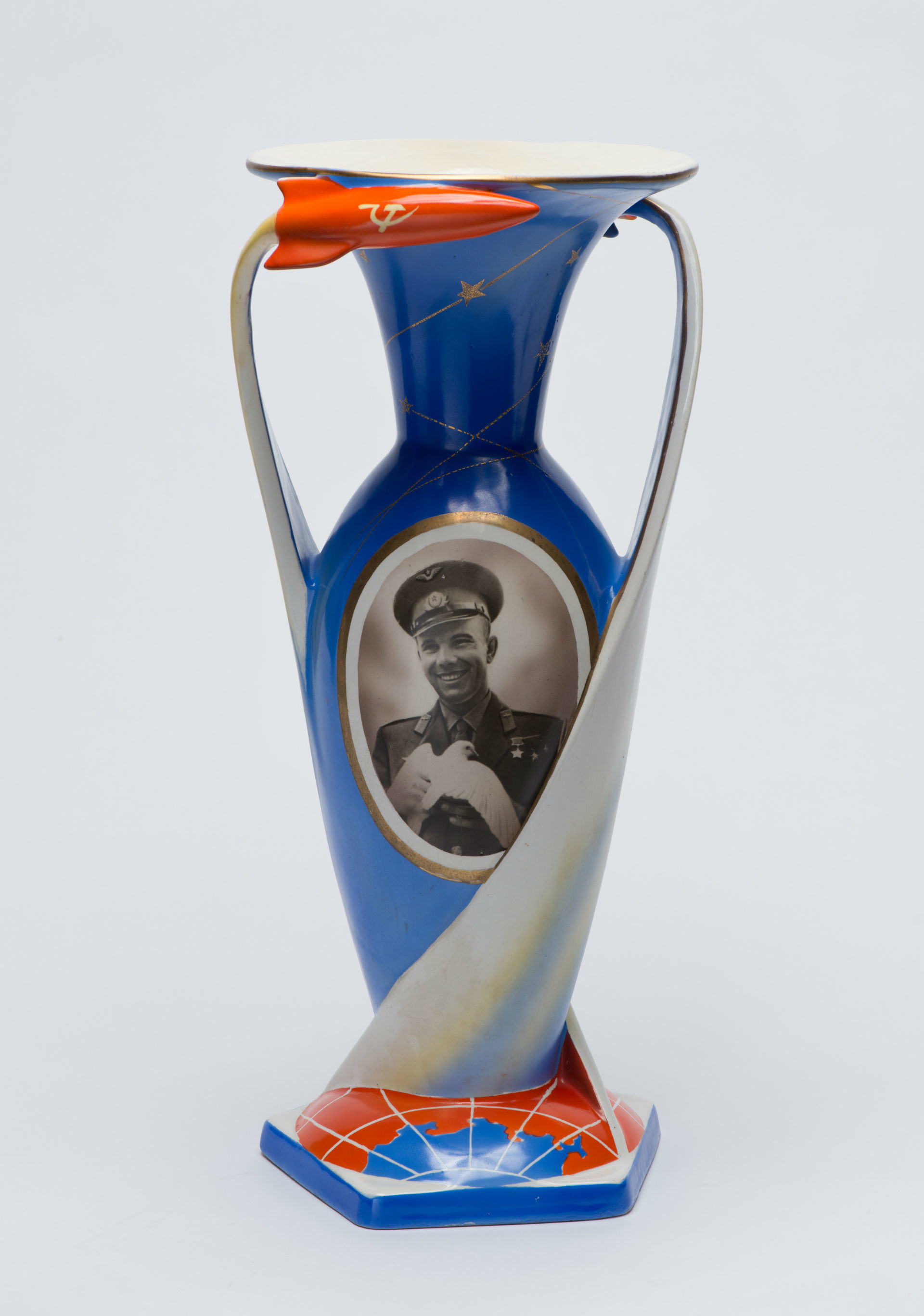 Un vase cosmique orné de portrait de Iouri Gagarine. Evgueni Nikitine.