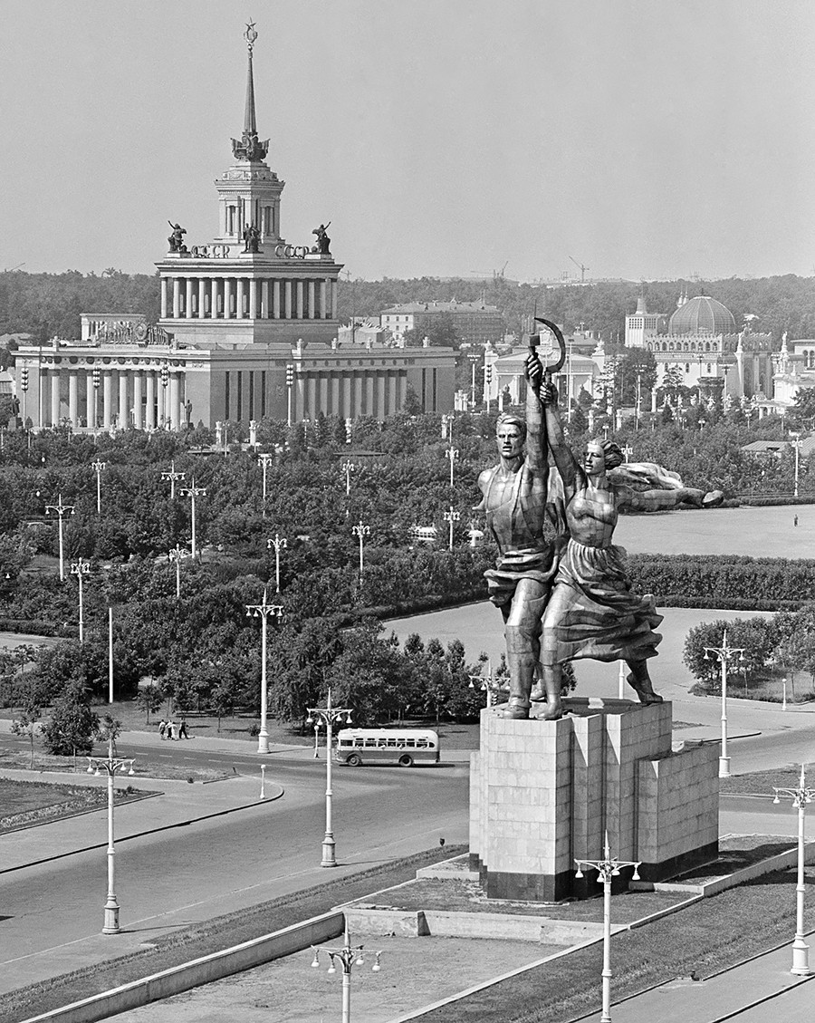 Delavec in kolhoznica (spredaj), pogled z avenije miru 1959. Izgled spomenika na tej lokaciji ni bil všeč avtorici Veri Muhini.