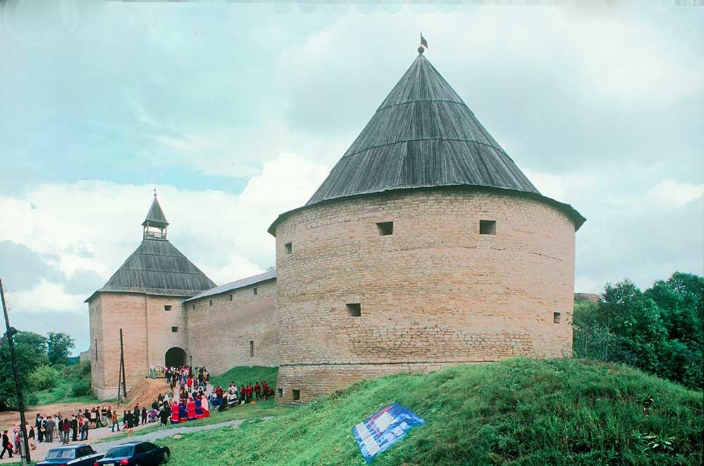 Fortezza di Staraja Ladoga. Muro ovest con la torre Vorotnaja (a sinistra) e la torre Clement. Ricostruzione del 1976. Foto: 16 agosto 2003