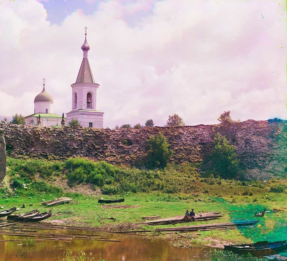 Fortezza di Staraja Ladoga. Parete ovest con la chiesa di San Giorgio e il campanile (demolito). In primo piano: fiume Ladozhka (oggi Elena). Estate 1909