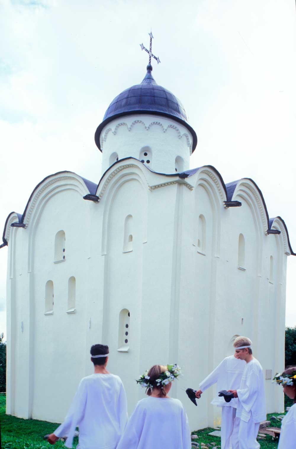 Chiesa di San Giorgio, vista nord-ovest scattata durante il festival cittadino. 16 agosto 2003