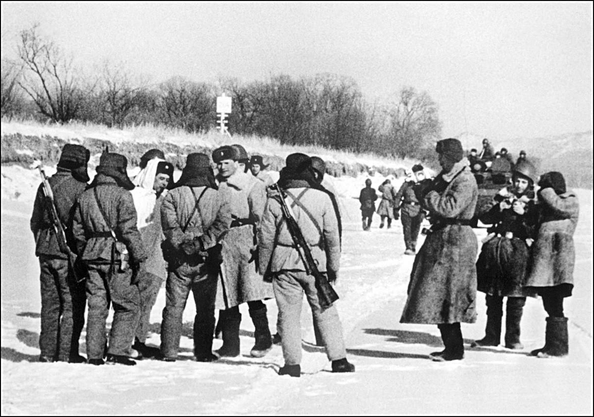 ソ連の兵士に向かい合った中国の兵士（後ろ向き）。1969年2月7日、ダマンスキー島にて。3月29日にソ連と中国の部隊の間で、ダマンスキー島どの国家の領域に属するかをめぐる紛争が起こった。1969年3月の戦いには31人のソ連の軍人と未知数の中国の軍人が殺され、両国間の関係を悪化させた。
