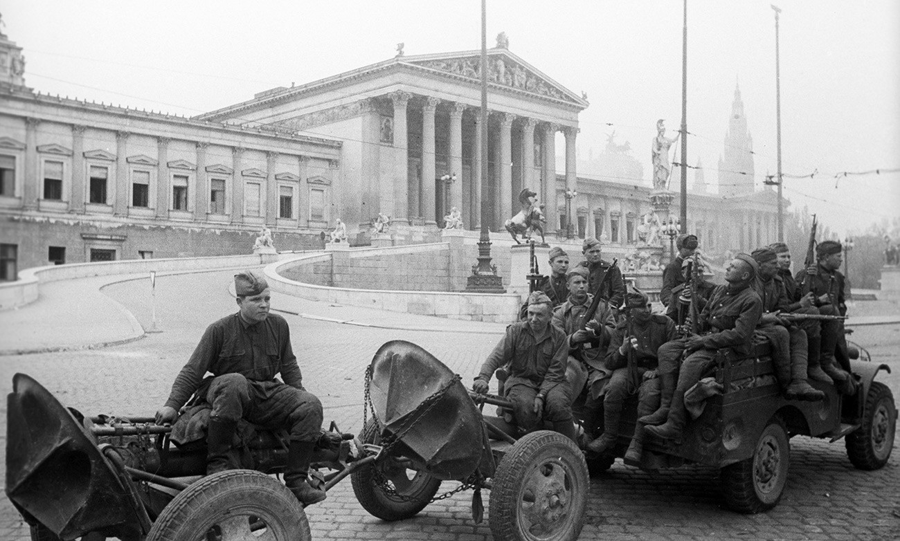 Совјетски војници испред зграде Парламента у Бечу, април 1945.