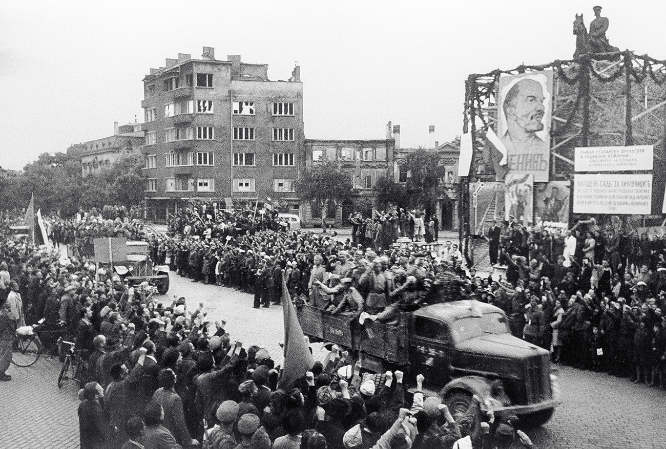 Die Bewohner von Sofia begrüßen die sowjetischen Truppen. 