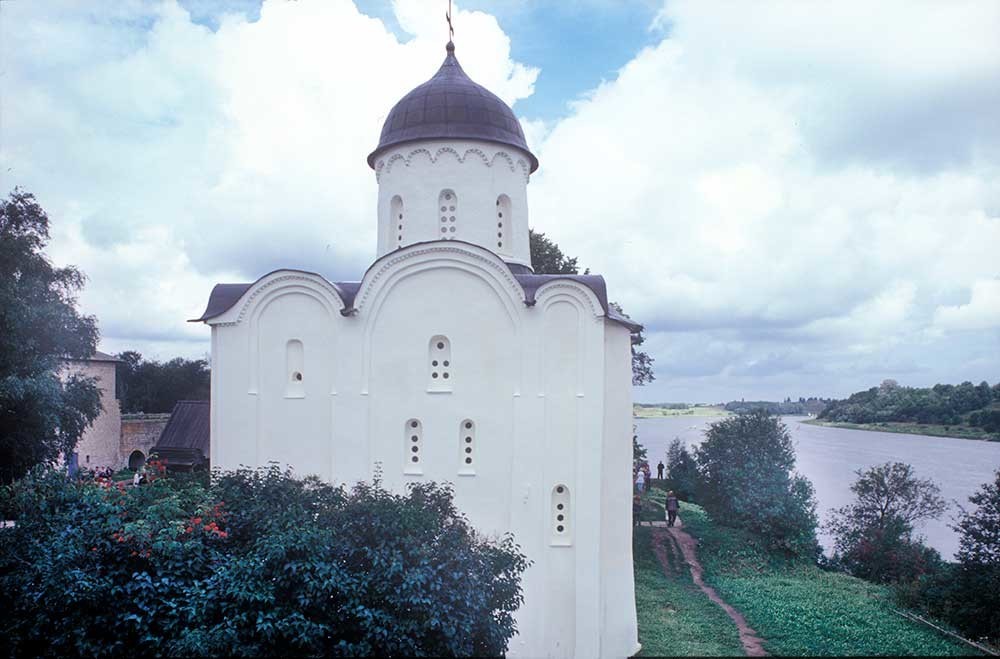 Fortaleza de Stáraia Ládoga. Iglesia de San Jorge, fachada sur. Vista norte con el río Vóljov y la torre Vorótnaia (extremo izquierdo). 16 de agosto de 2003