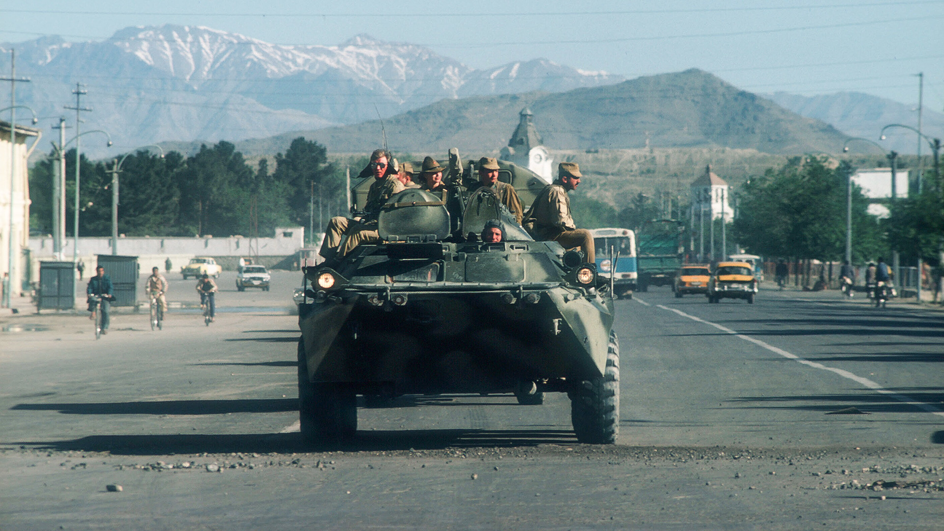 Съветският танк патрулира по улиците на Кабул, Афганистан
