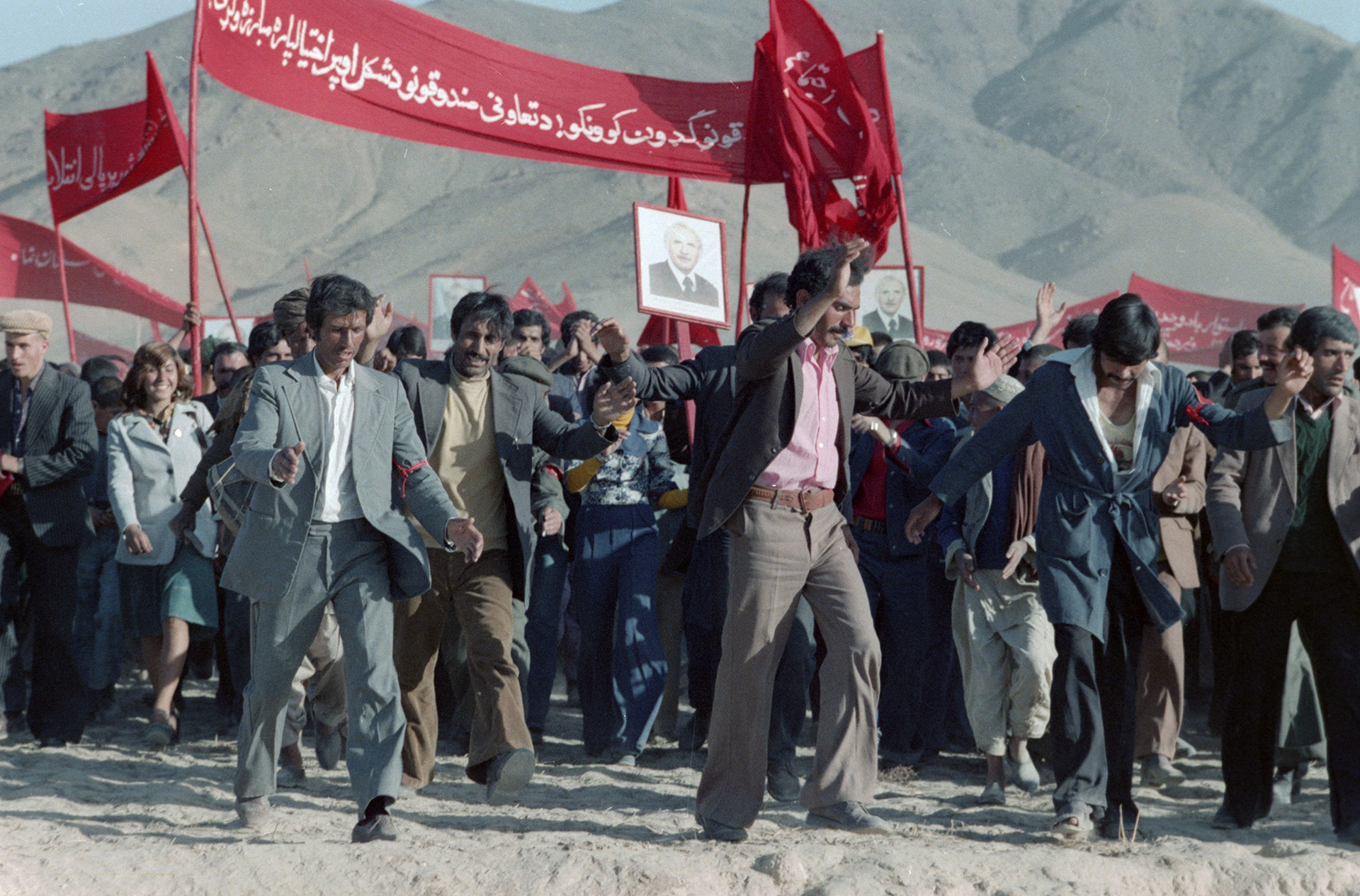 Kaum sosialis Afghan merayakan kemenangan, 1979.