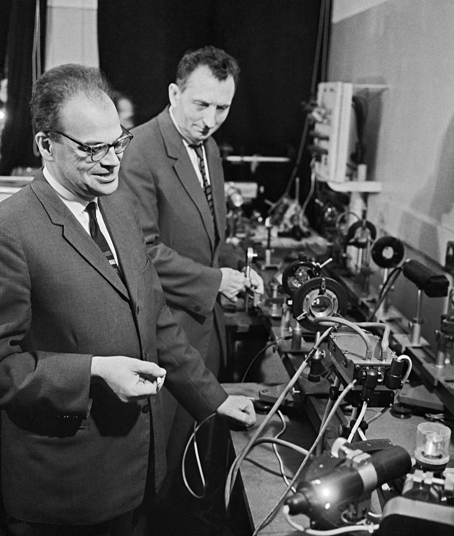 Alexander Prochorow und Nikolai Basow im Labor, 1966