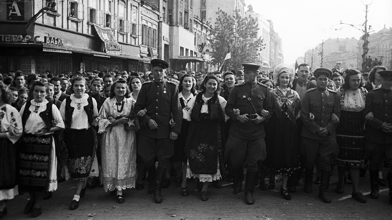 Stanovnici oslobođenog Beograda sa sovjetskim vojnicima.

