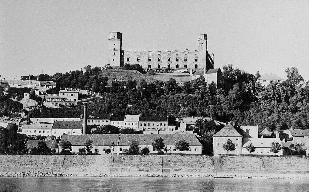 Ruševine utvrde u Bratislavi, 1945.