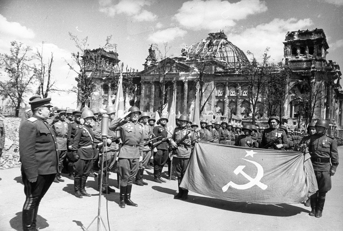 Црвената армија ја прославува победата пред урнатата зграда на Рајхстагот, Берлин, Германија, мај 1945 година