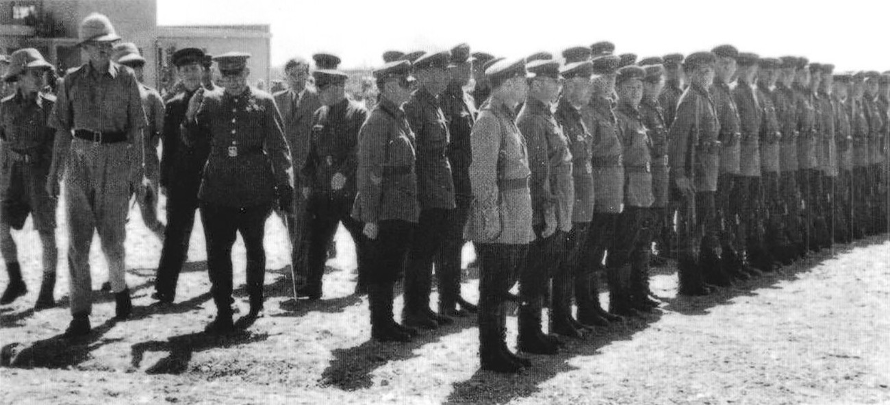 Смотра на советски војници во Техеран пред генералите В.В. Новиков и Џ. Тиркс, септември 1941 година