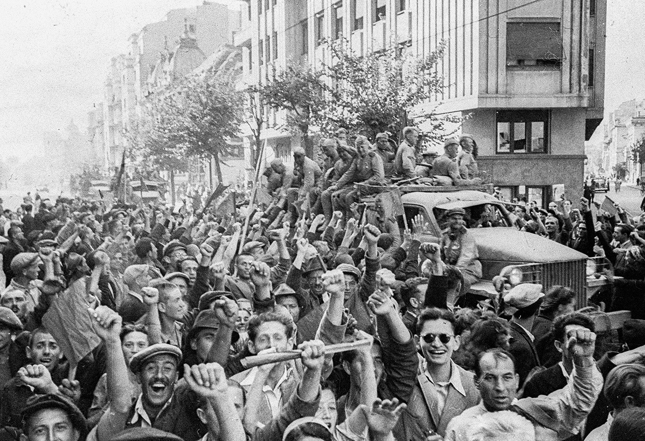 Prebivalci Bukarešte pozdravljajo sovjetske vojake