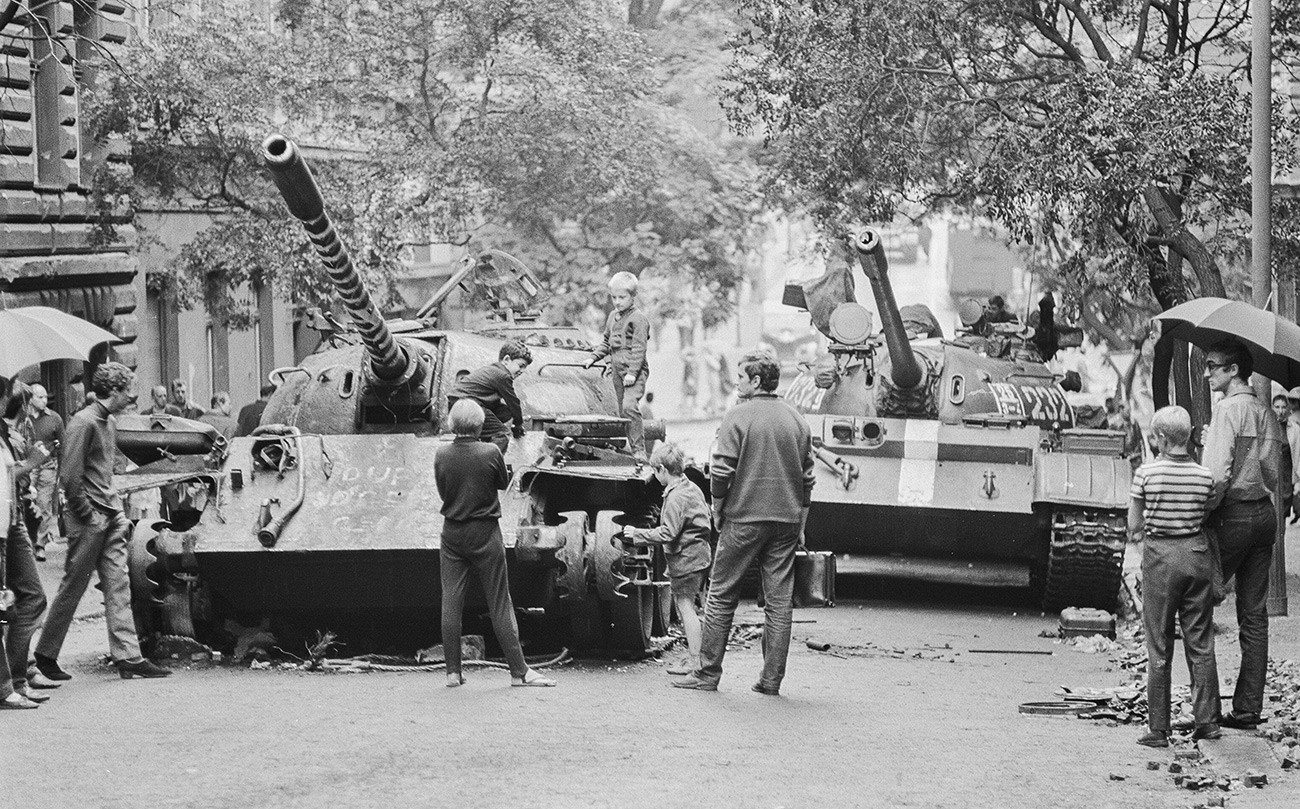 Češki otroci se igrajo na požganem sovjetskem tanku v Pragi. Sovjetski vstop v Češkoslovaško je leta 1968 zadušil praško pomlad, obdobje politične liberalizacije.