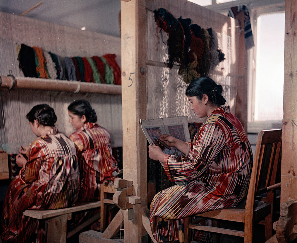 En unas escuelas especiales de Tashkent, capital de Uzbekistán (exrepública soviética), se revelan las tradiciones del tejido uzbeko de alfombras