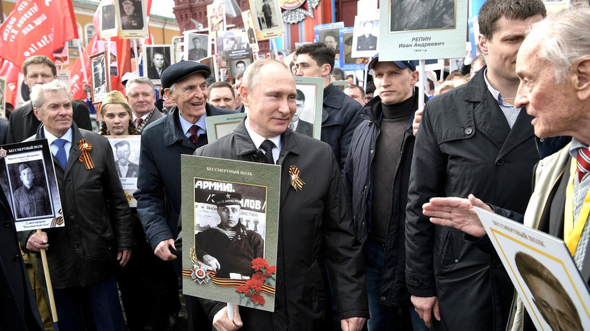 Путин с портрет на баща си на Безсмъртния полк