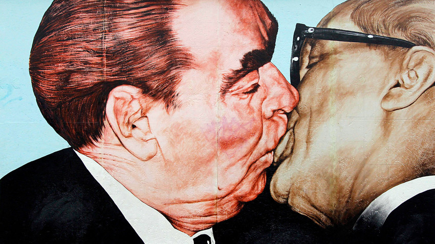 Дмитриј Врубељ, „Братски пољубац Леонида Брежњева и Ериха Хонекера“, Берлински зид