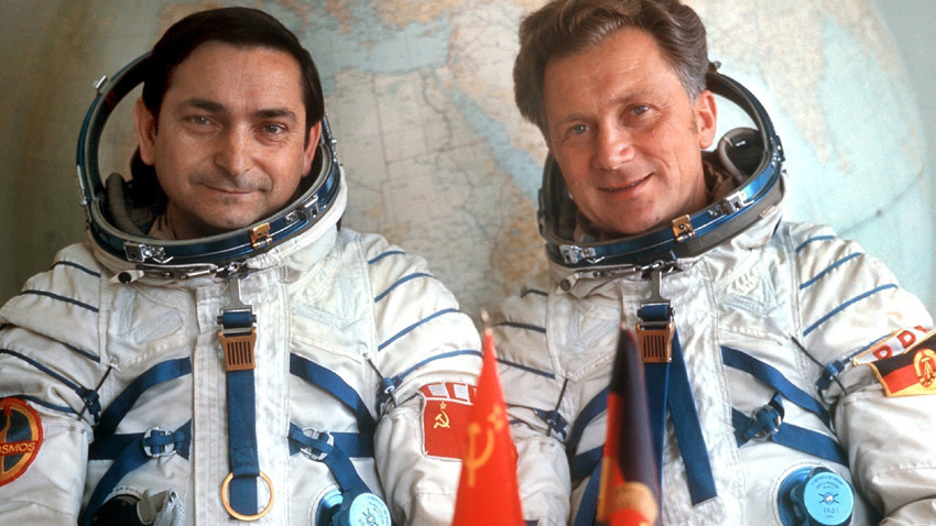 Valerij Bikovski (levo) in Sigmund Jähn (desno) leta 1978 na kozmodromu Bajkonur