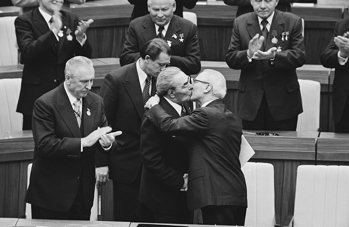 ドイツ民主共和国の30周年を記念する会合でキスするレオニード・ブレジネフとエーリッヒ・ホーネッカー。