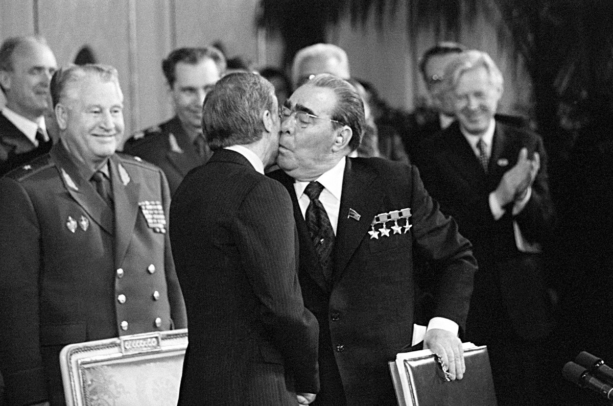 レオニード・ブレジネフが米国大統領ジミー・カーターをキスする。1979年。