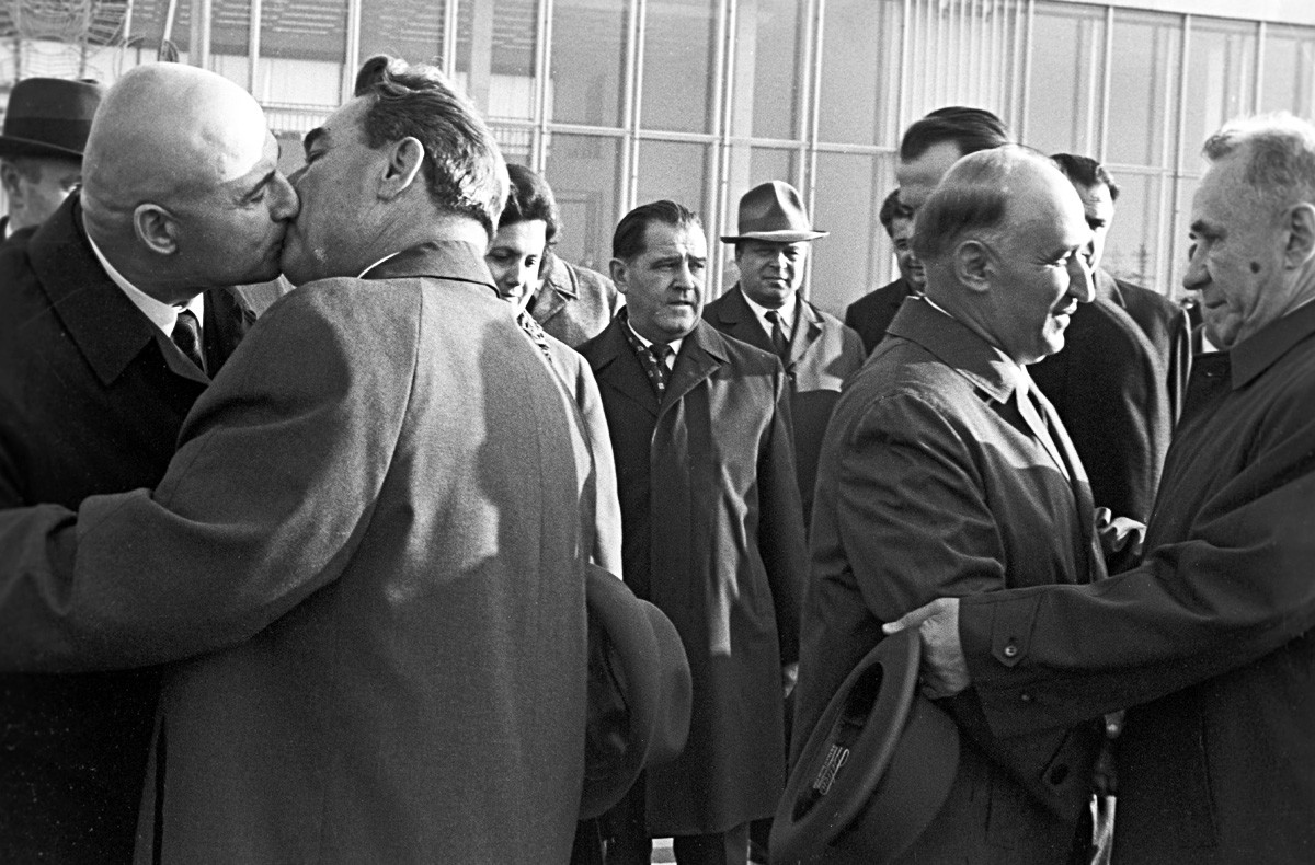 1969年。レオニード・ブレジネフとソビエト連邦閣僚会議議長アレクセイ・コスイギン（右から一人目）がブルガリア政府代表団と最高指導者トドル・ジフコフ（右から二人目）