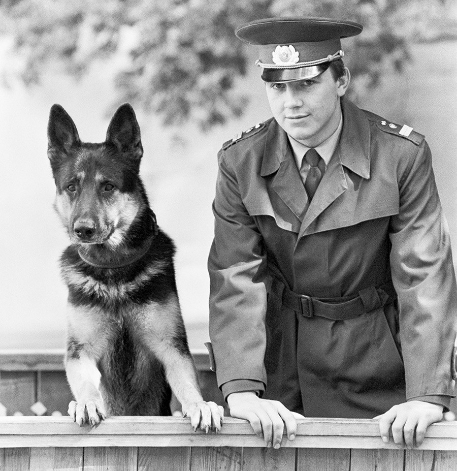 Младши инспектор-кинолог Александър Кузмарев и кучето му Алий