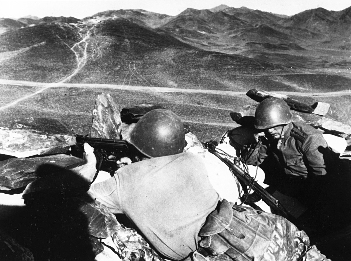 Soviet soldiers ready for action near the Kamennaya Mountain on the Sino-Soviet border, 1969