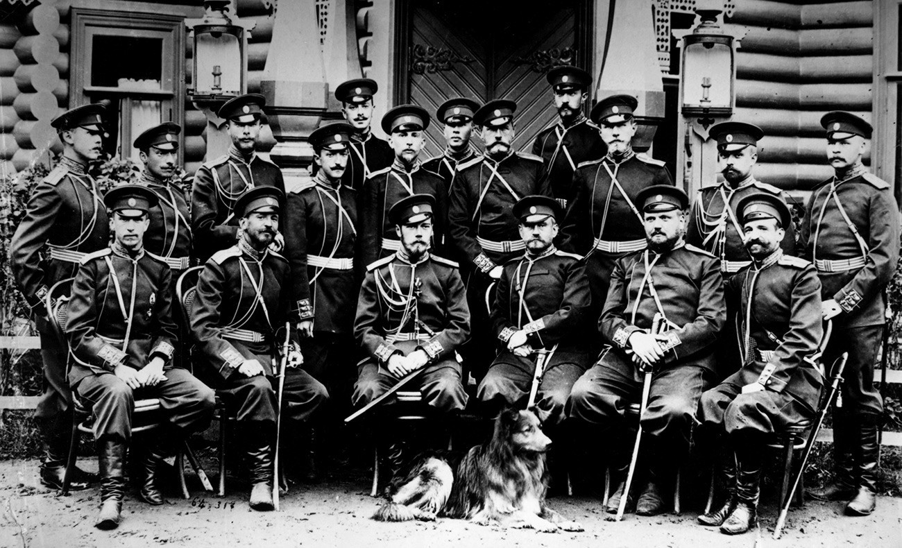 Car Nikolaj II. z generali in vojaškim psom