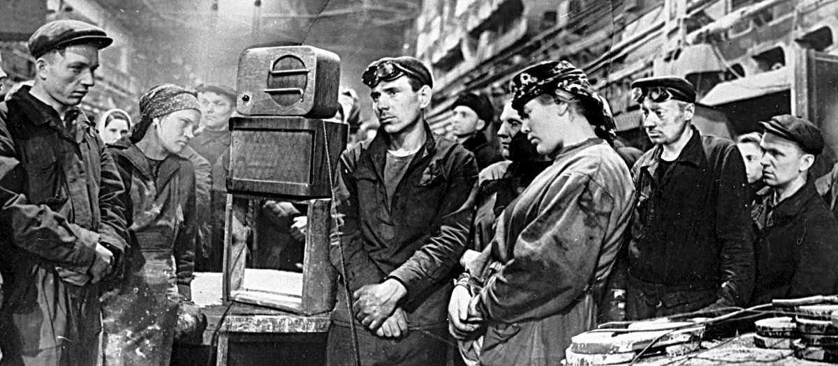 「ディナモ」工場の労働者たちがラジオでスターリンの死の公式発表を聞いている。