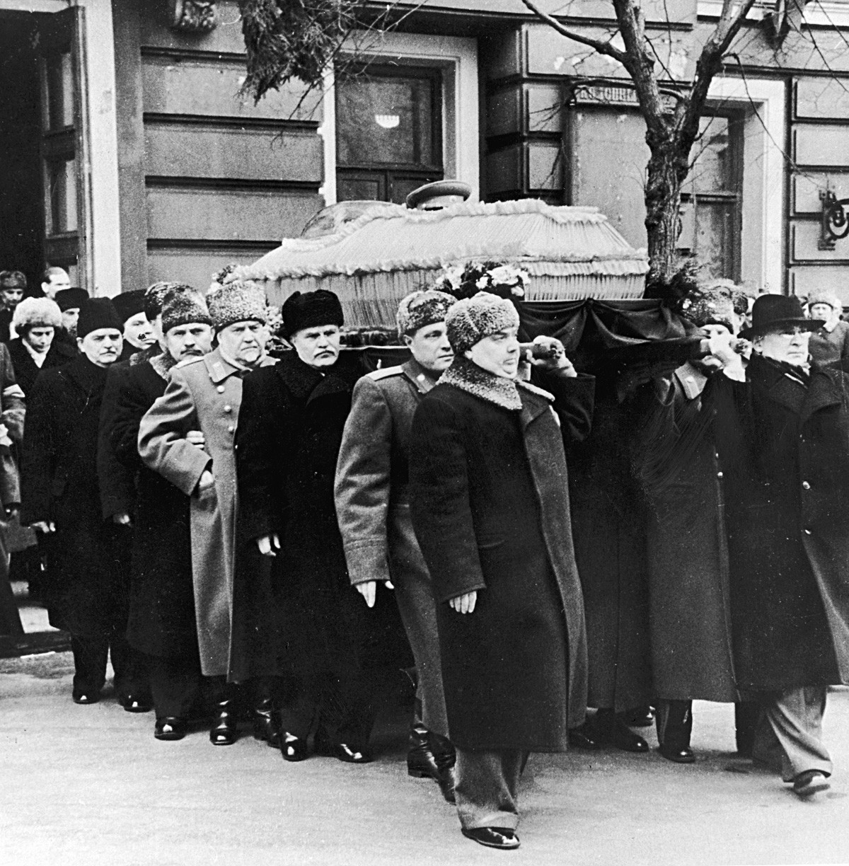1953年3月。ヨシフ・スターリン (1879 - 1953)の棺を運んでいるラヴレンチー・ベリヤ(1938 - 1953)、ゲオルギー・マレンコフ第2代閣僚会議議長(1902 - 1988)、ワシーリー・スターリン中将、ヴャチェスラフ・モロトフ (1890 - 1986)、ニコライ・ブルガーニン元帥(1995 - 1975)、ラーザリ・カガノーヴィチ(1893 - 1991) 、ニコライ・シュヴェルニク。