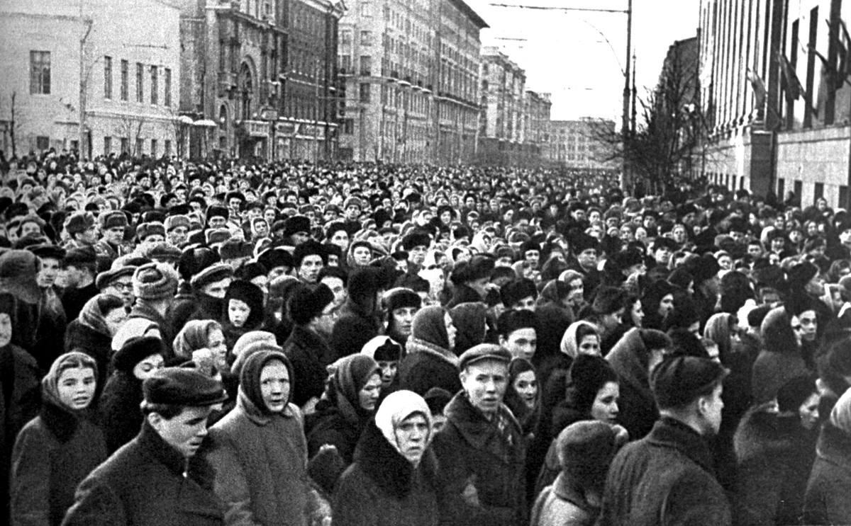 1953年3月9日。スターリンの葬式が行なわれていた時のモスクワの通り。