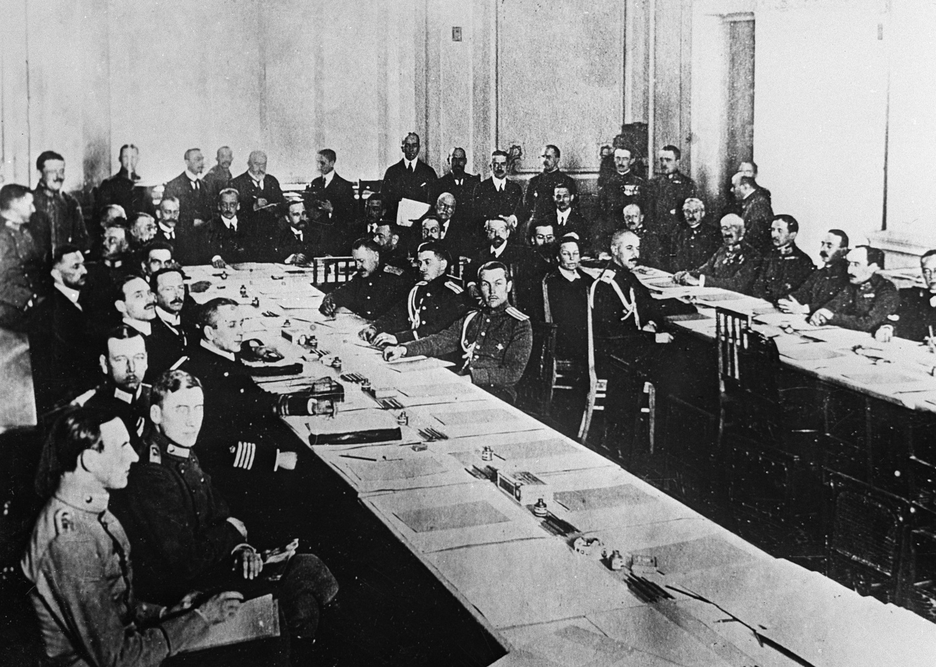 Заседанието на мировната конференција каде е потпишан Брест-Литовскиот мировен договор помеѓу Советска Русија од една страна и Централните сили – Германија, Австро-Унгарија, Бугарија и Турција од другата на 3 март 1918 година. Репродукција.