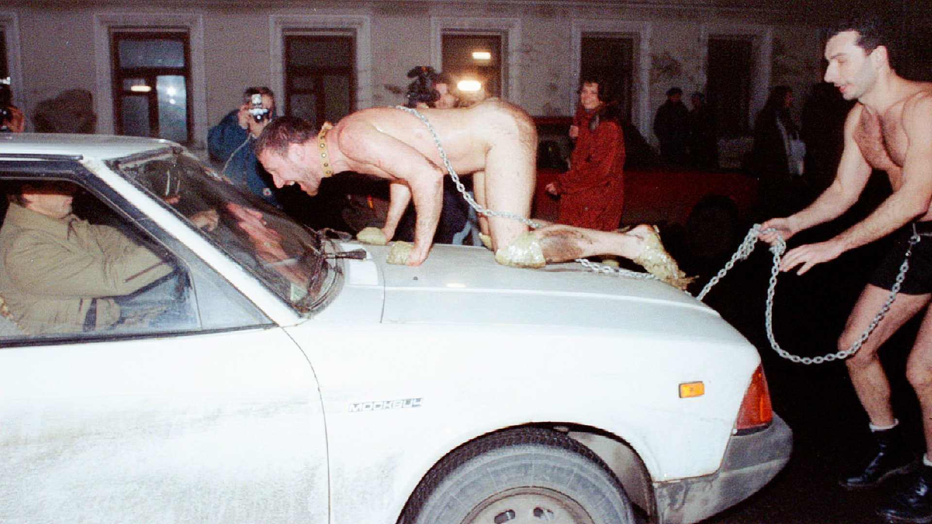 Umjetnik Oleg Kulik obnažen na povodcu imitira psa i napada ljude, 23. studeni 1994., Moskva.